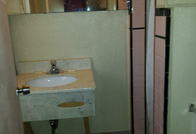 带大床的标准间, Hallmark Motel