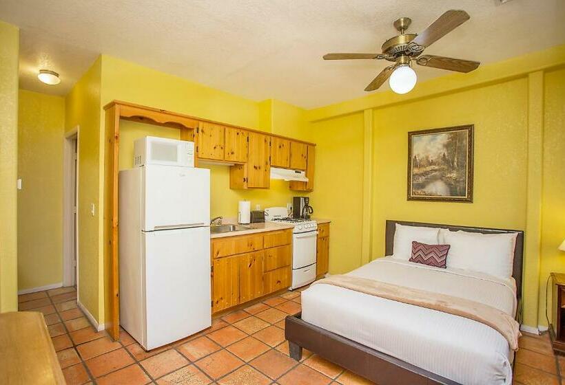 标准工作室带泳池景, My Place Suites