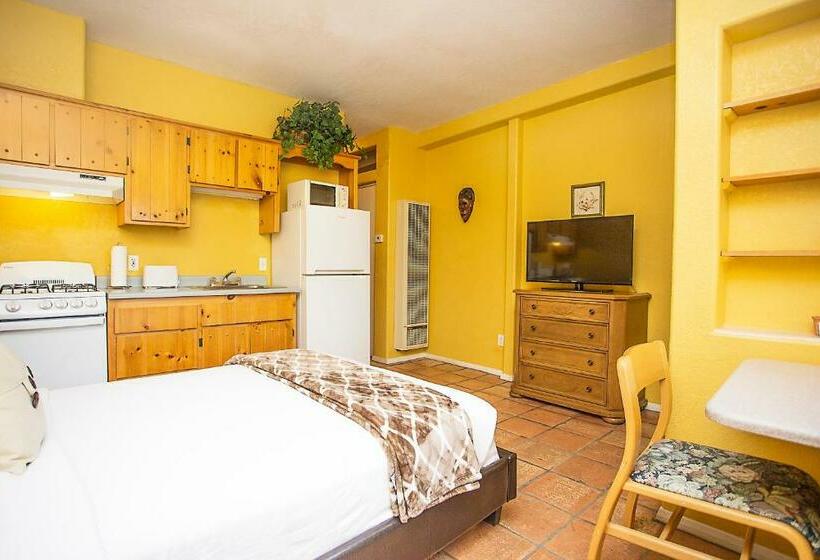 标准工作室带泳池景, My Place Suites