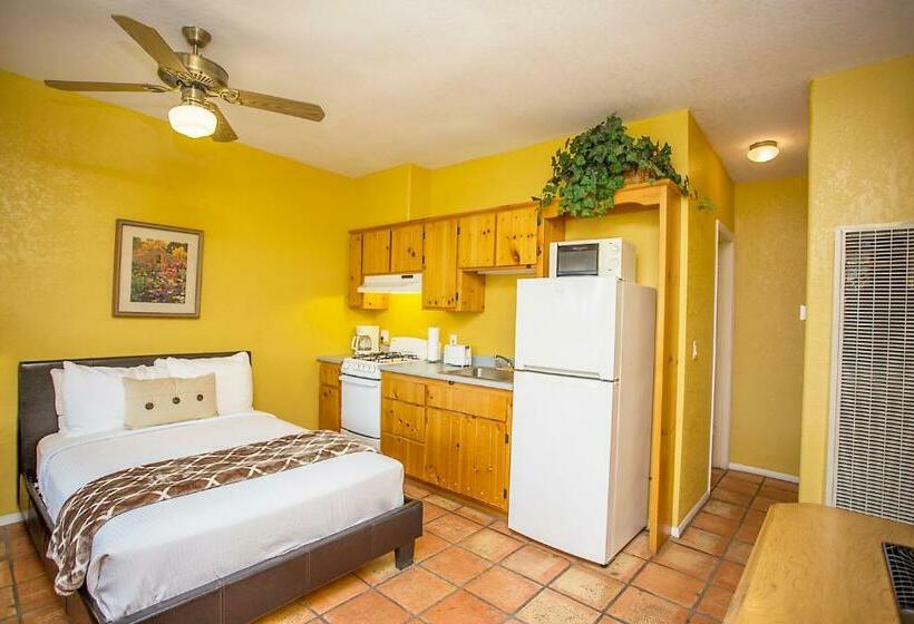 标准工作室带泳池景, My Place Suites