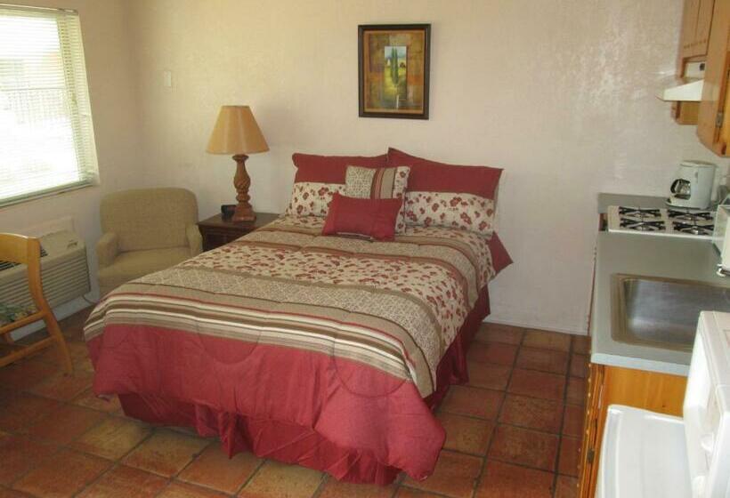 标准工作室带泳池景, My Place Suites