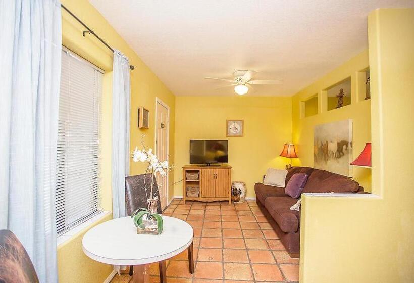 套房带泳池景, My Place Suites