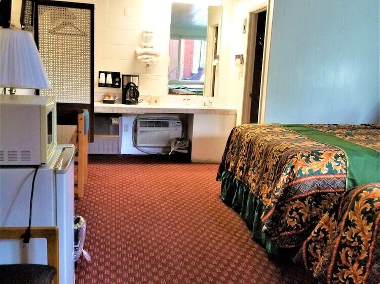 Номер Стандарт, Town House Motor Inn
