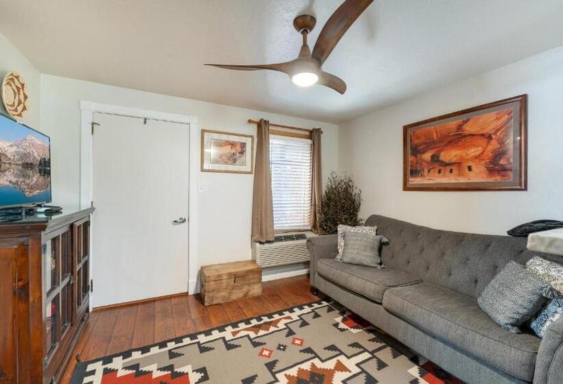 جناح إدارى, Stone Lizard Lodge