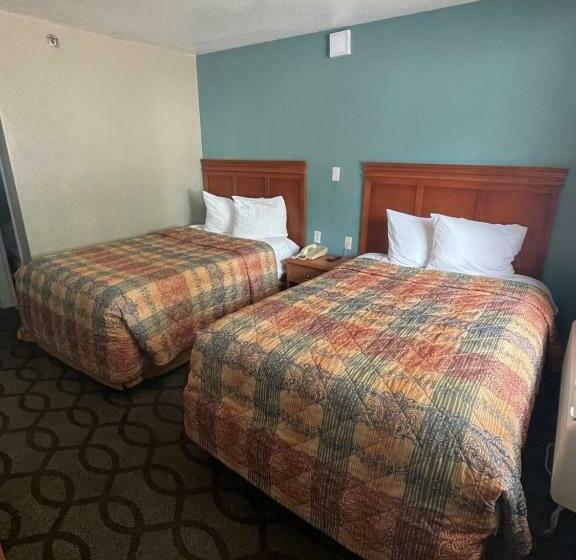 带2个双人床的标准工作室, Super 7 Inn