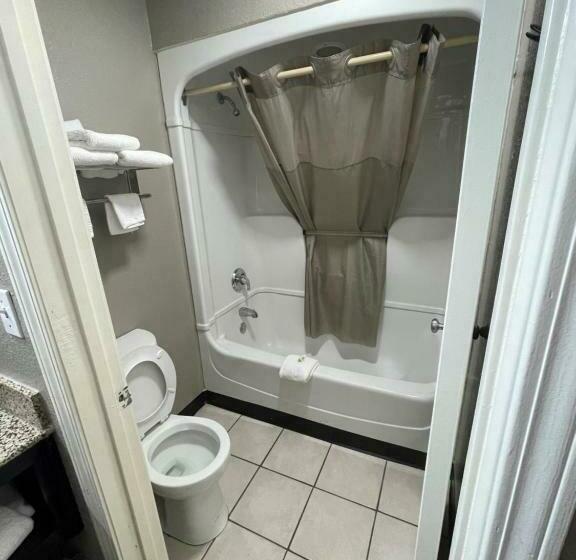 带2个双人床的标准工作室, Super 7 Inn