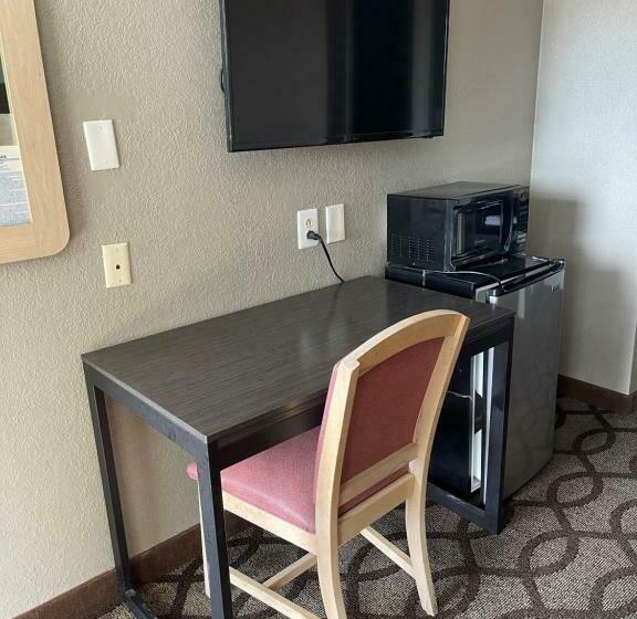 带2个双人床的标准工作室, Super 7 Inn