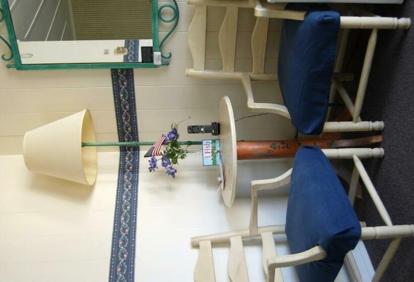 패밀리 룸, Redwood Motel