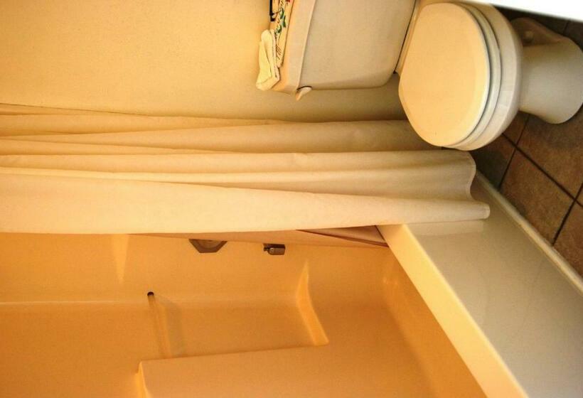 패밀리 룸, Redwood Motel