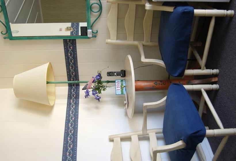 패밀리 룸, Redwood Motel