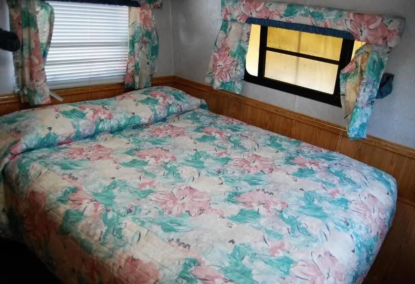 １ベッドルームハウス, Redwood Motel