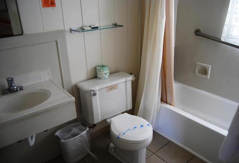 클래식 룸 킹 침대, Redwood Motel