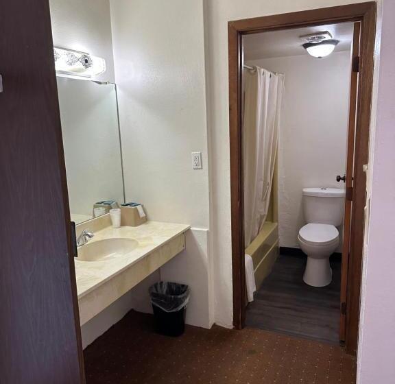 Номер Стандарт 2 Двуспальные Кровати, Budget Inn Motel