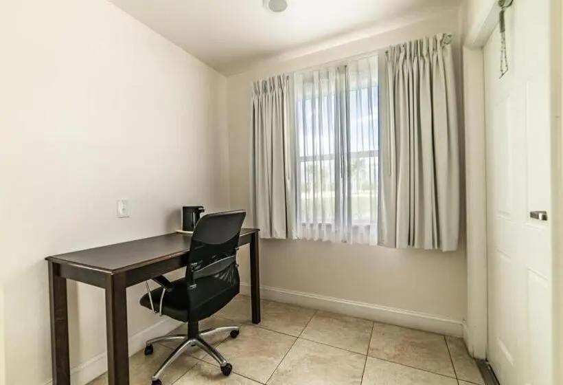 身障者適用キングサイズベッドルーム, Everglades City Motel   Everglades Adventures Inn