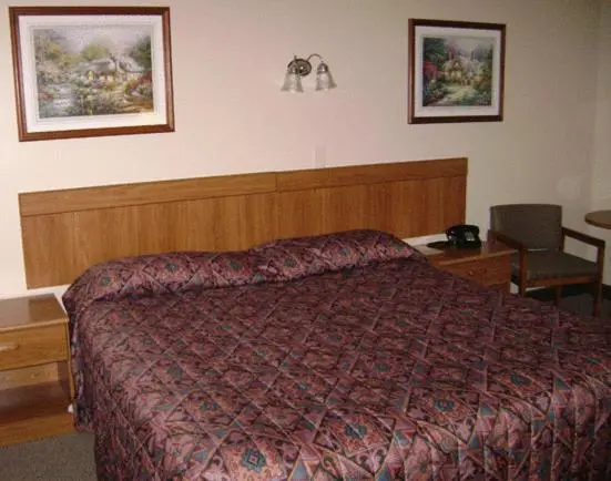 キングサイズベッドのスタンダードルーム, Fairway Inn Florence Indiana