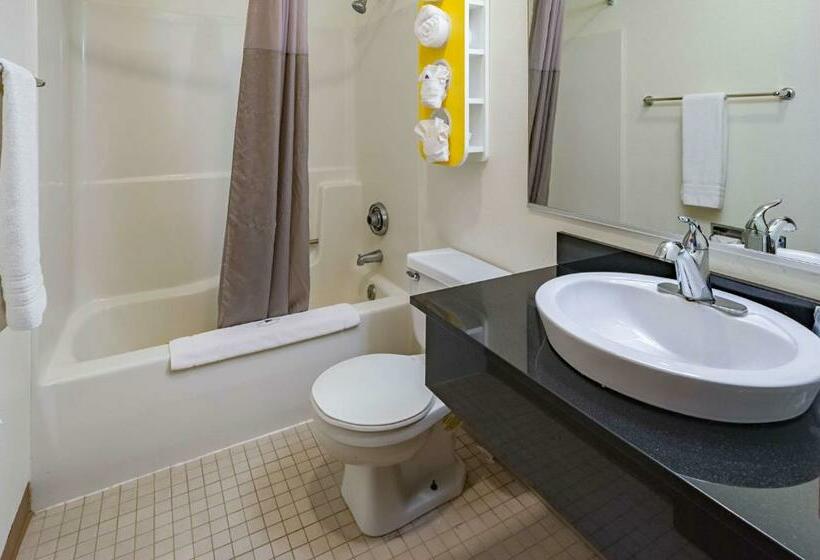 Standard Szoba King Size Bed, Motel 6 Drums