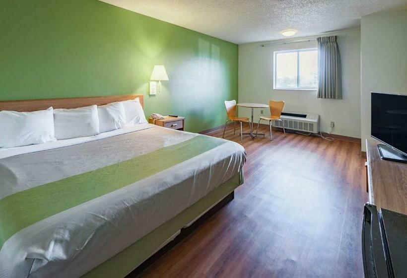 Standard Szoba King Size Bed, Motel 6 Drums