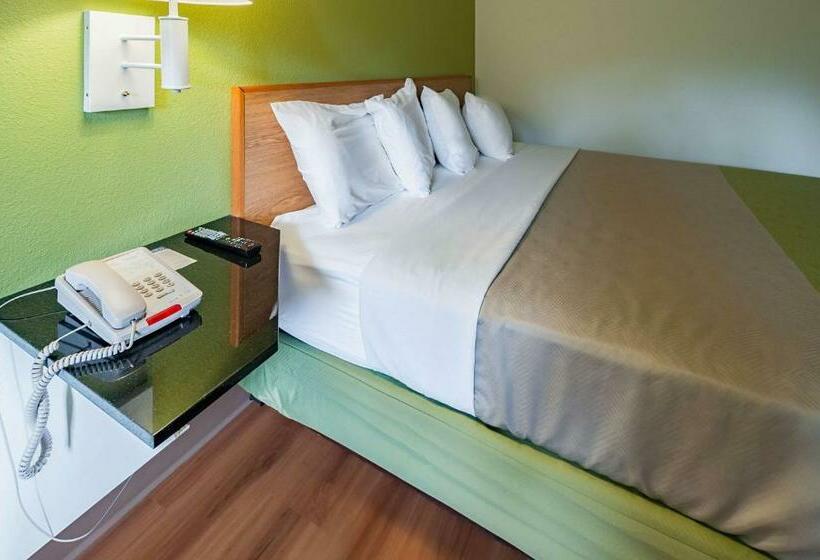 Standard Szoba King Size Bed, Motel 6 Drums