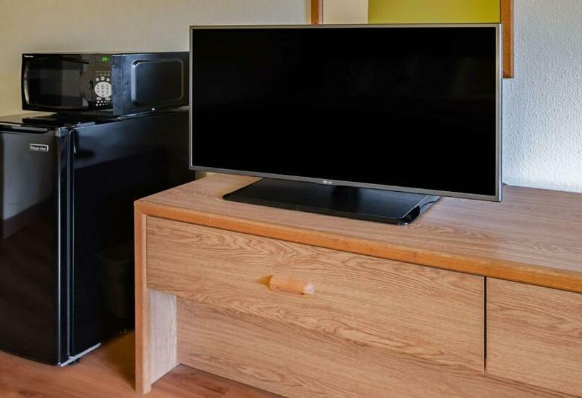 Standard Szoba King Size Bed, Motel 6 Drums