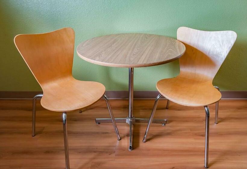 Standard Szoba King Size Bed, Motel 6 Drums