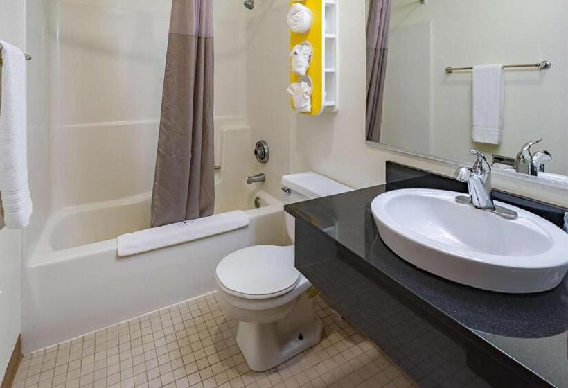 Deluxe Suite, Motel 6 Drums