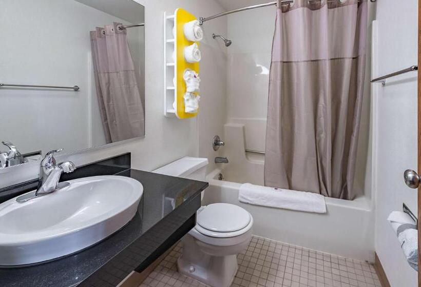 Deluxe Suite, Motel 6 Drums