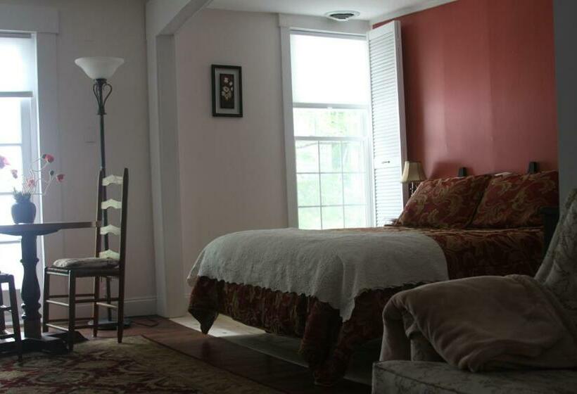 غرفة قياسية سرير كينج, The Tilton Inn