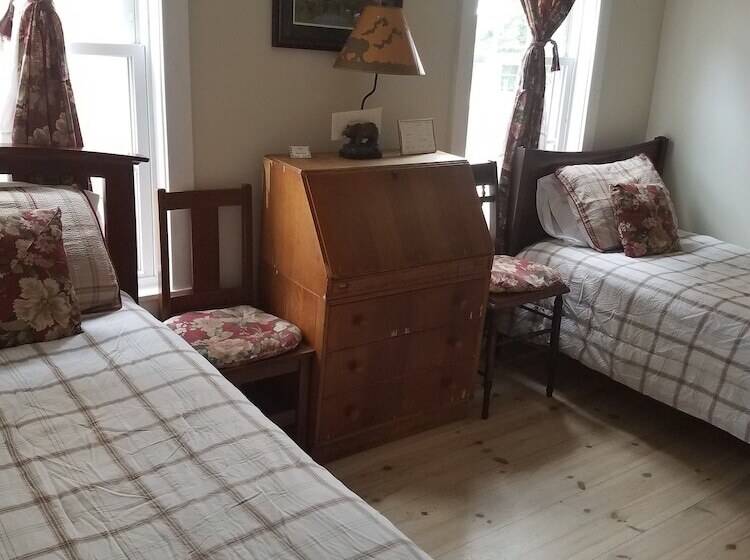 غرفة قياسية, The Tilton Inn