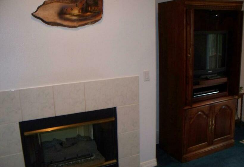 מיטת קינג בסוויטה, River Cove Elegant Waterfront Bed & Breakfast