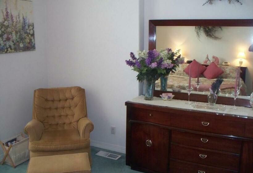 מיטת קינג בסוויטה, River Cove Elegant Waterfront Bed & Breakfast