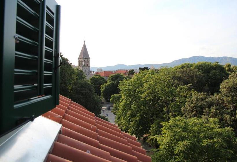 اتاق لوکس با تخت بزرگ, Oblivion Luxury Rooms