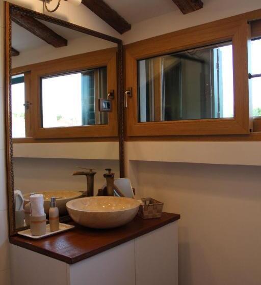 اتاق لوکس با تخت بزرگ, Oblivion Luxury Rooms