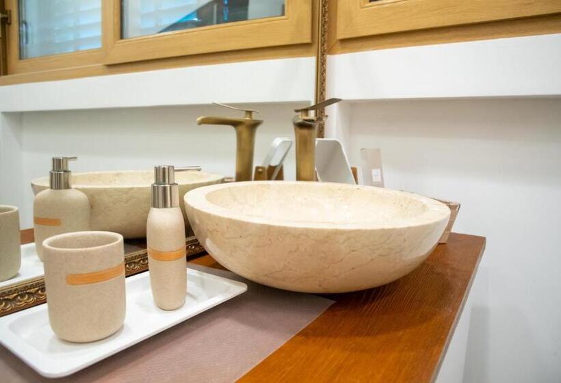 اتاق لوکس با تخت بزرگ, Oblivion Luxury Rooms