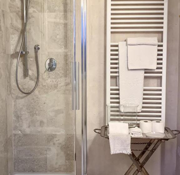 اتاق استاندارد, I Casciani