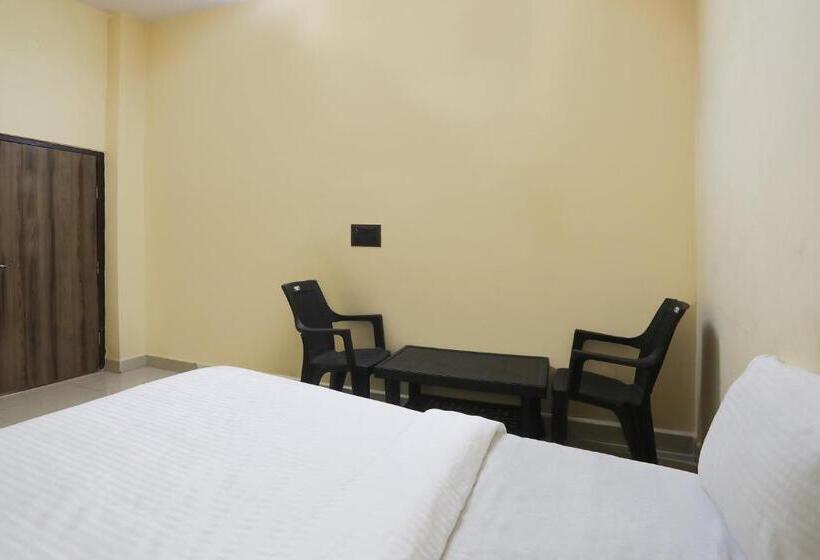 غرفة كلاسيكية ثلاثية, O Celebrity