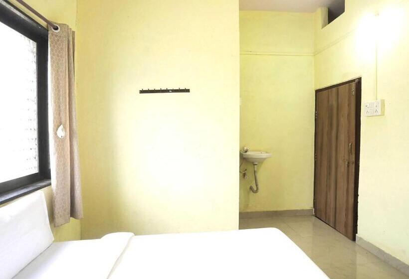 غرفة كلاسيكية ثلاثية, O Celebrity