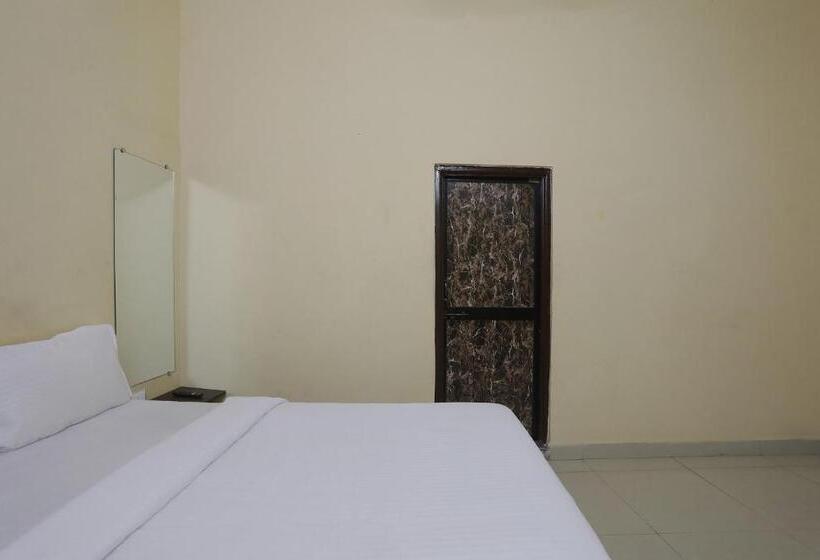 غرفة كلاسيكية ثلاثية, O Celebrity