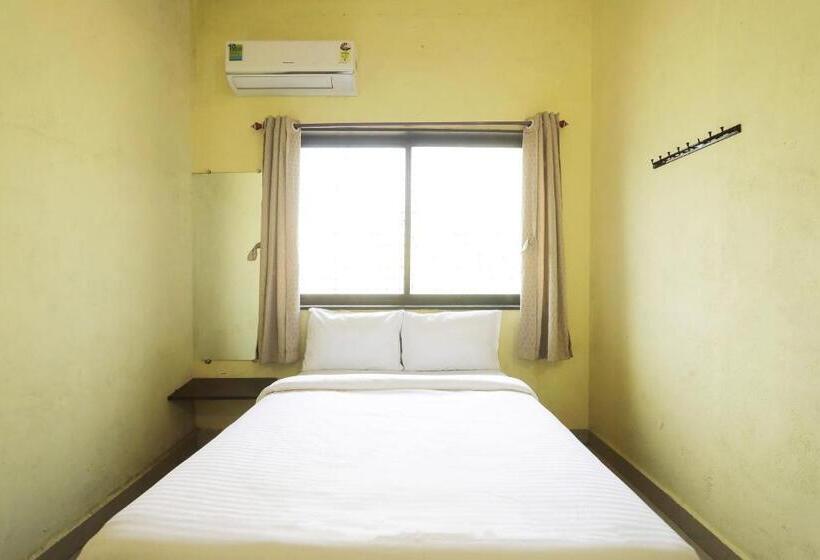 غرفة كلاسيكية ثلاثية, O Celebrity