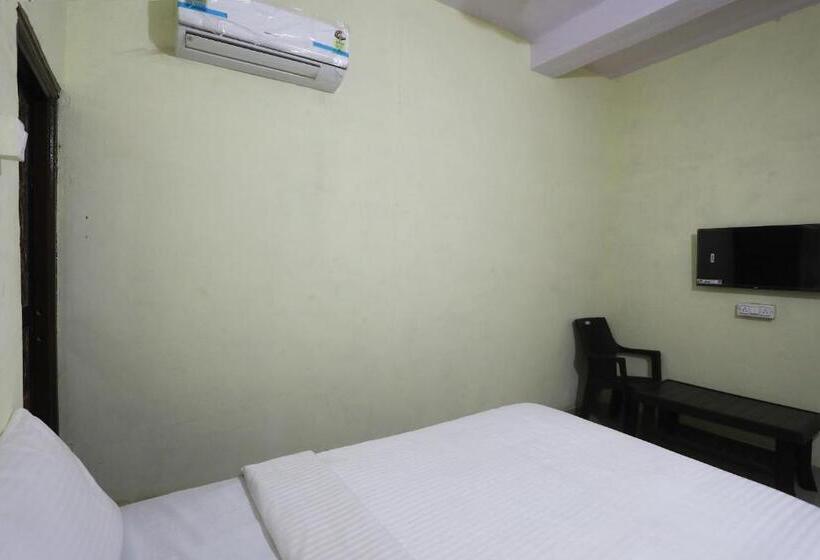 غرفة كلاسيكية ثلاثية, O Celebrity