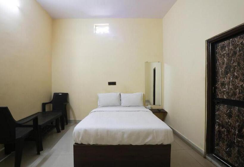 غرفة كلاسيكية ثلاثية, O Celebrity