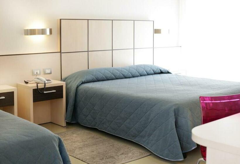 חדר סטנדרט לשלושה עם נוף לבריכה, Miorelli