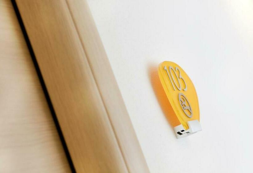 اتاق استاندارد سه تخته با چشمانداز استخر, Miorelli