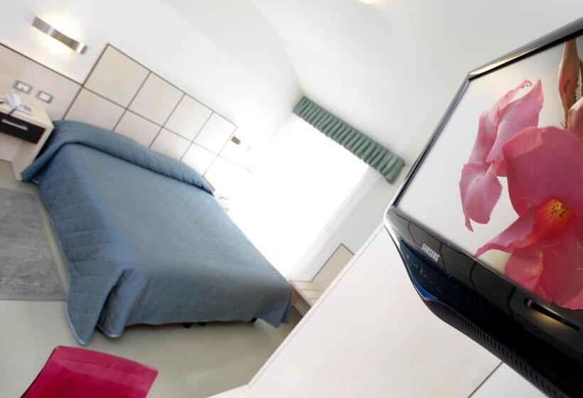 חדר סטנדרט לשלושה עם נוף לבריכה, Miorelli