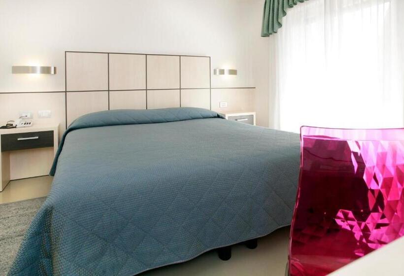 חדר סטנדרט לשלושה עם נוף לבריכה, Miorelli