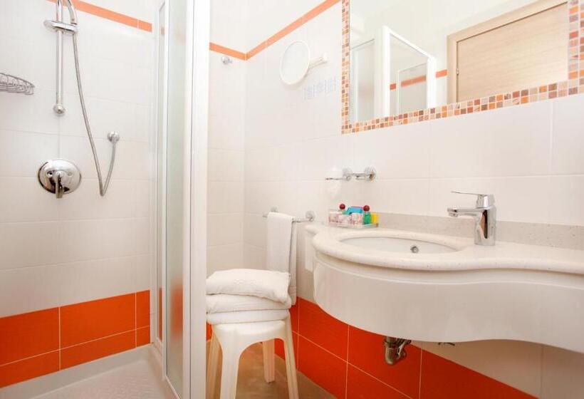 חדר סטנדרט לשלושה, Miorelli