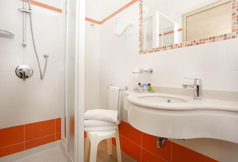 חדר סטנדרט לשלושה, Miorelli