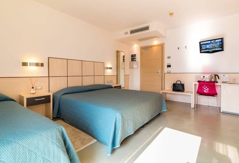 חדר סטנדרט לשלושה עם נוף לבריכה, Miorelli