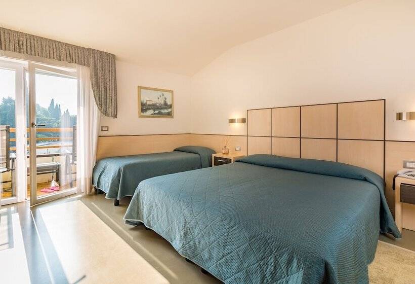 חדר סטנדרט לשלושה עם נוף לבריכה, Miorelli