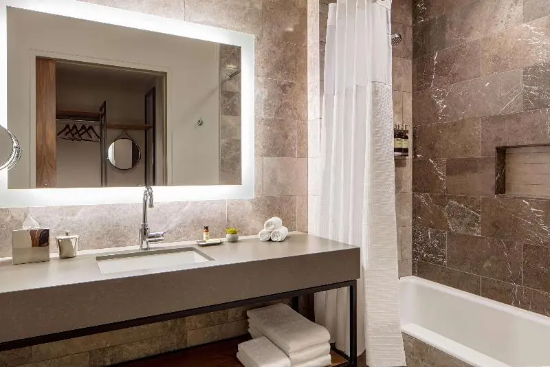 Club Room King Bed, Hyatt Regency Lake Washington At Seattle S Southport