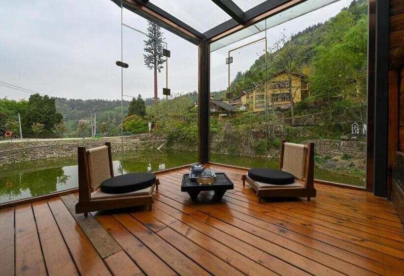 جناح عائلي, No.5 Valley Lodge